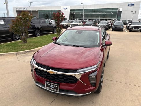 Used 2024 Chevrolet Trax LT w/ Driver Confidence Package FWD image 26