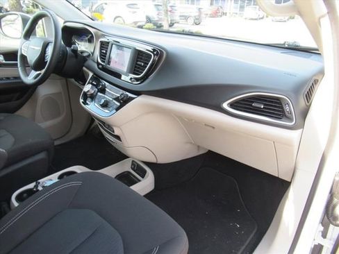 Used 2023 Chrysler Voyager LX image 10