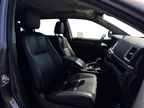 Used 2019 Toyota Highlander SE w/ Carpet Mat Package (TMS) FWD image 15
