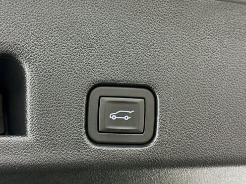 Used 2025 Chevrolet Traverse LT image 32