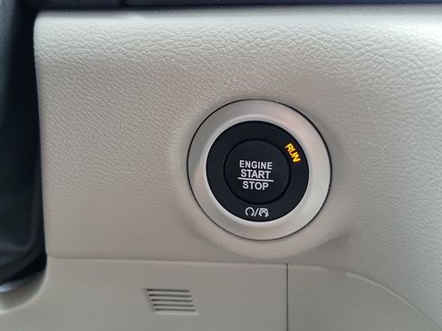Used 2024 Chrysler Pacifica Touring-L FWD image 25