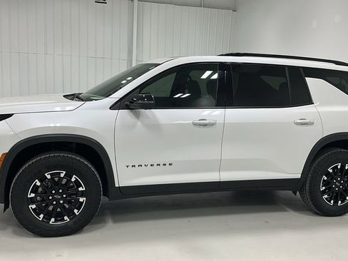 Used 2024 Chevrolet Traverse Z71 image 3