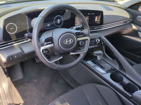 Used 2025 Hyundai Elantra SEL FWD image 15