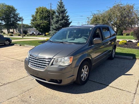 Used 2010 Chrysler Town & Country Touring FWD image 3
