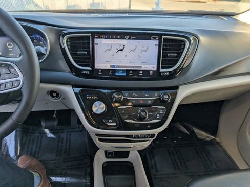 Used 2024 Chrysler Pacifica Touring-L image 16
