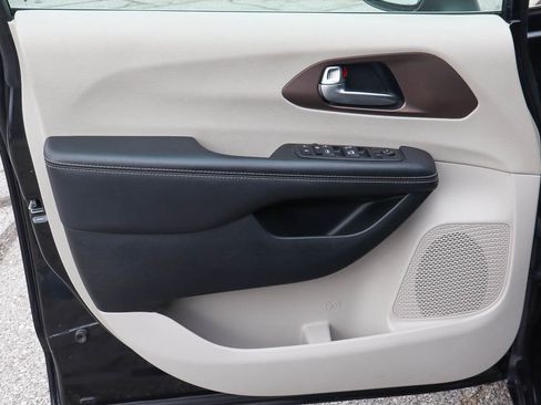 Used 2023 Chrysler Voyager LX FWD image 13