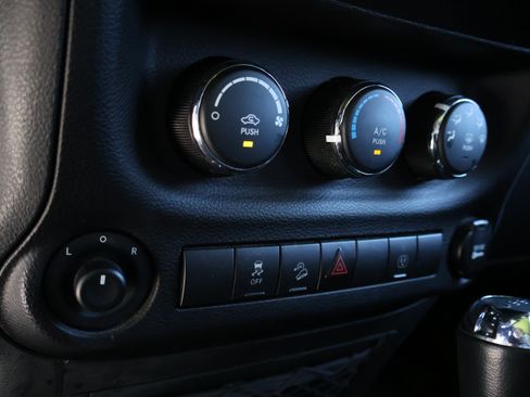 Used 2017 Jeep Wrangler Unlimited Sahara w/ Connectivity Group AWD/4WD image 20