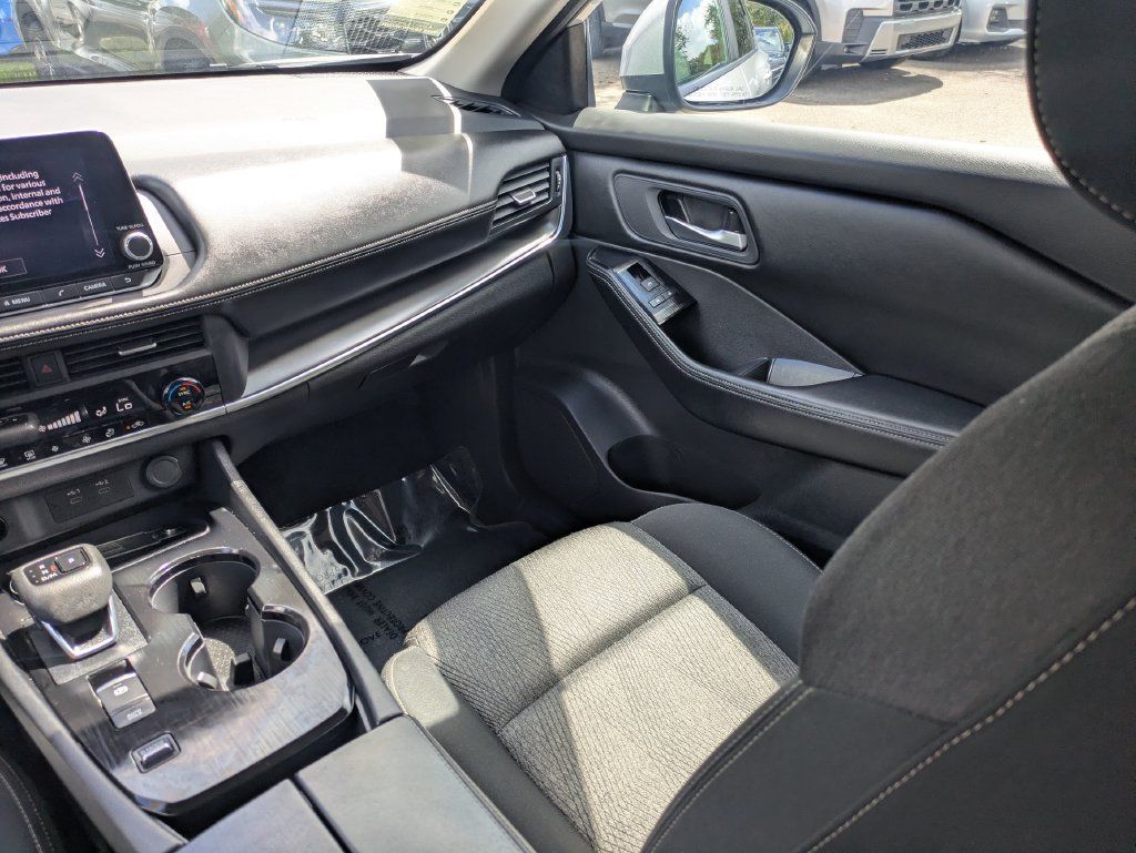 Used 2025 Nissan Rogue SV FWD image 17