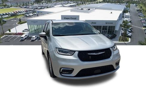 Used 2023 Chrysler Pacifica Touring-L FWD image 5