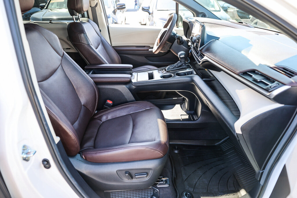 Certified 2024 Toyota Sienna Platinum FWD image 10