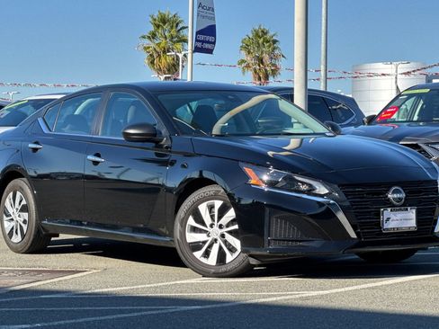 Used 2025 Nissan Altima 2.5 S image 2