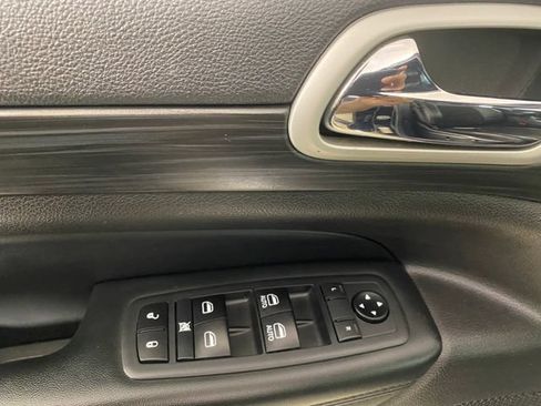 Used 2020 Jeep Grand Cherokee Altitude AWD/4WD image 13