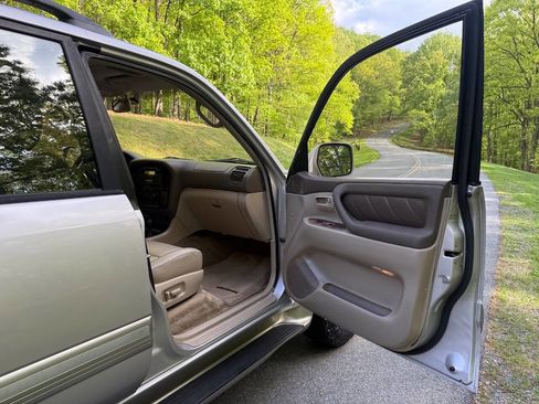 Used 2001 Toyota Land Cruiser AWD/4WD image 32