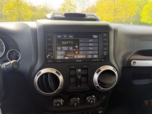 Used 2015 Jeep Wrangler Unlimited Rubicon w/ Dual Top Group AWD/4WD image 22