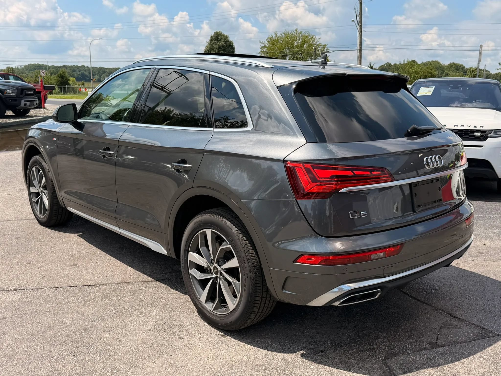Used 2022 Audi Q5 2.0T Premium w/ Convenience Package AWD/4WD image 2