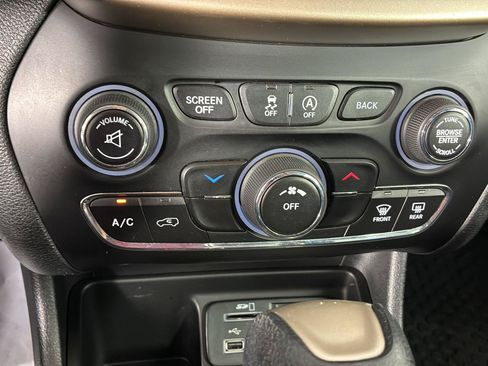 Used 2015 Jeep Cherokee Latitude w/ Cold Weather Group FWD image 32