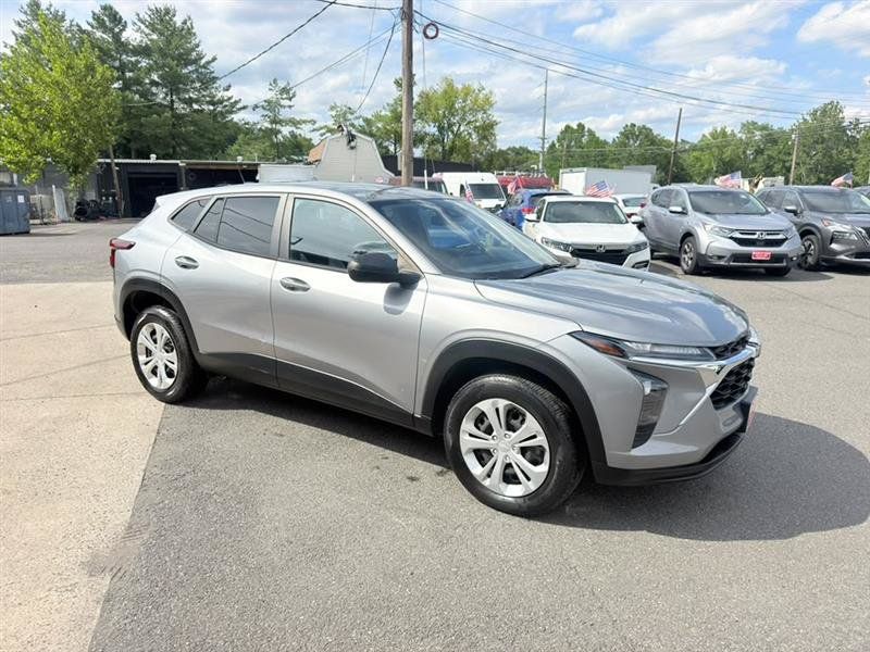 Used 2024 Chevrolet Trax LS w/ Driver Confidence Package FWD image 6