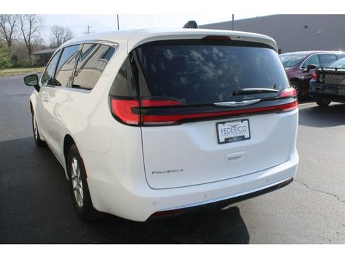 Used 2025 Chrysler Pacifica Select image 6