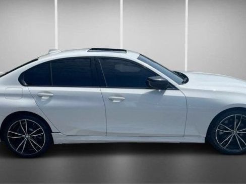 Used 2022 BMW 330i Sedan w/ M Sport Package RWD image 4