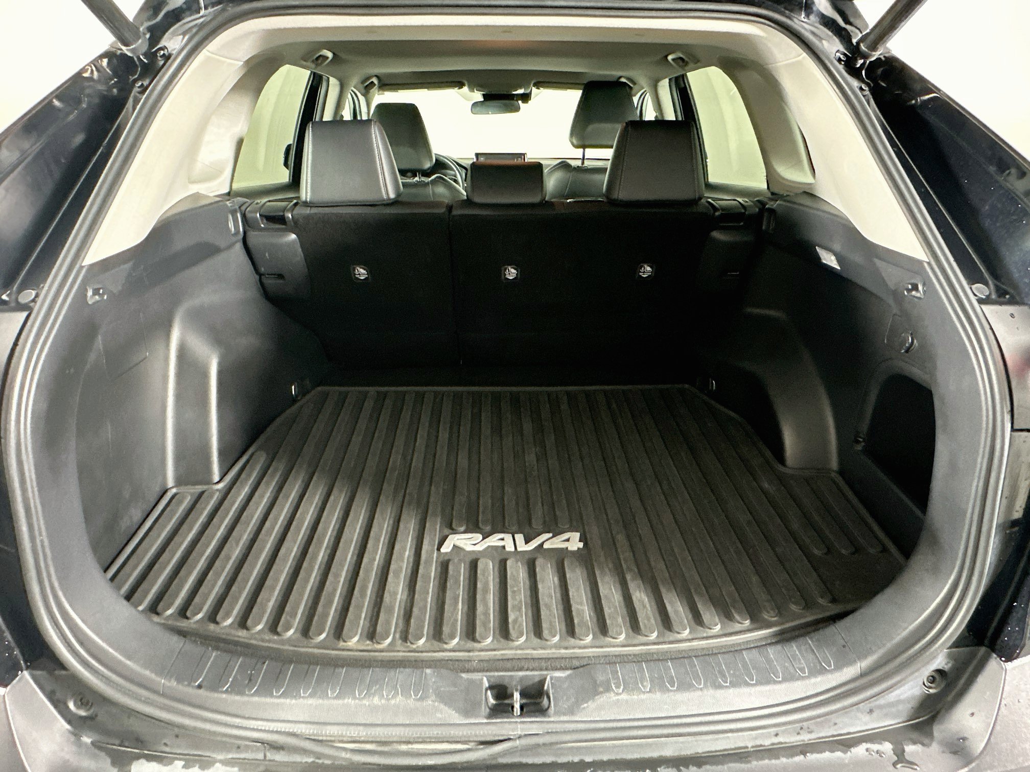 Used 2021 Toyota RAV4 XLE Premium AWD/4WD image 30