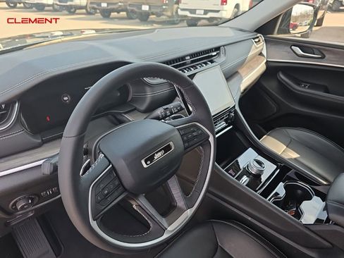 Used 2023 Jeep Grand Cherokee Limited image 33