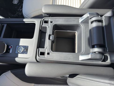 New 2026 Land Rover Discovery S image 24
