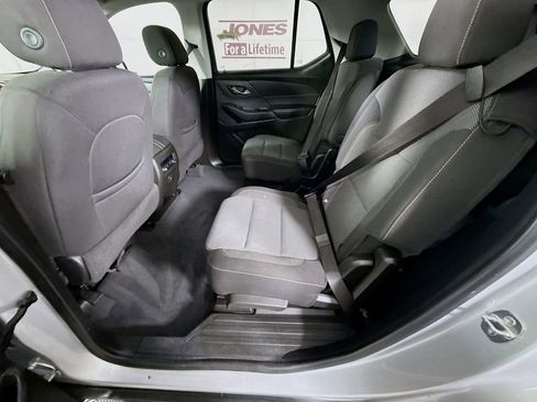 Used 2021 Chevrolet Traverse LT image 26
