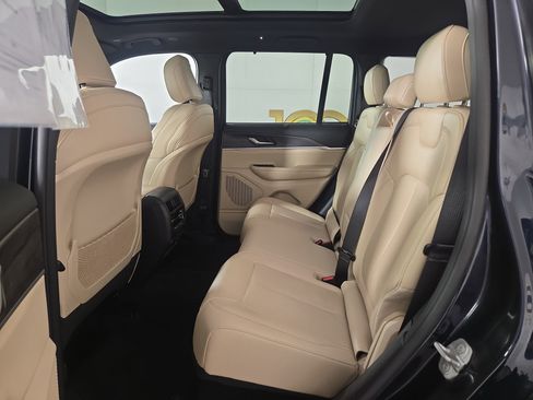 Certified 2023 Jeep Grand Cherokee Limited w/ Luxury Tech Group II AWD/4WD image 13