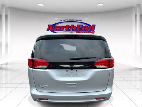 Used 2023 Chrysler Voyager LX FWD image 4