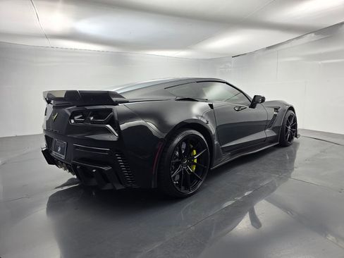 Used 2015 Chevrolet Corvette Z06 w/ 3LZ Preferred Equipment Group RWD image 4