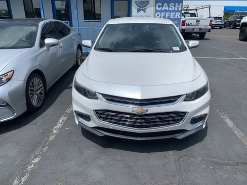 Used 2017 Chevrolet Malibu LT w/ Driver Confidence Package FWD image 3
