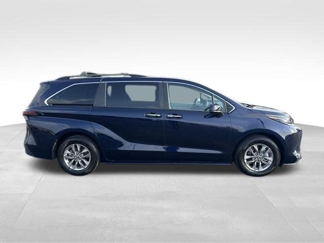 Used 2023 Toyota Sienna XLE FWD image 6