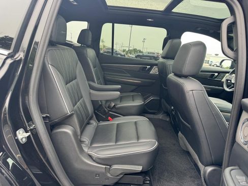 Used 2025 Buick Enclave Avenir w/ Super Cruise Package FWD image 9