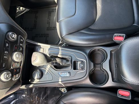 Used 2019 Jeep Cherokee Latitude Plus w/ Comfort/Convenience Group AWD/4WD image 31
