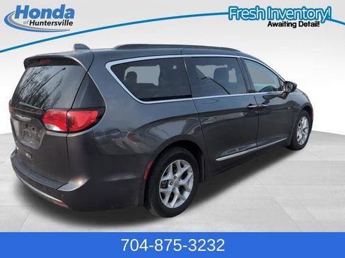 Used 2017 Chrysler Pacifica Touring-L w/ Tire & Wheel Group image 8