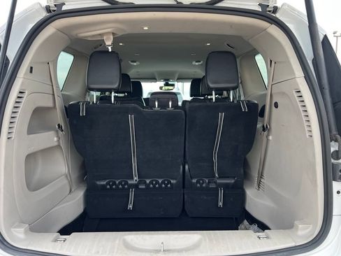 Used 2023 Chrysler Pacifica Touring-L FWD image 12
