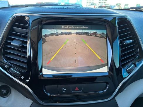 Used 2019 Jeep Cherokee Limited image 31