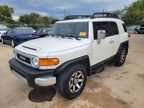 Used 2014 Toyota FJ Cruiser 2WD image 9