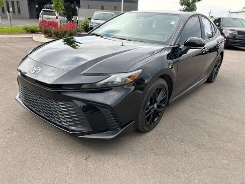 Used 2025 Toyota Camry SE AWD/4WD image 3