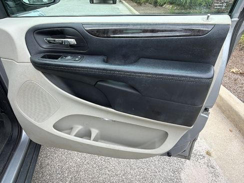 Used 2015 Dodge Grand Caravan American Value Package w/ UConnect Hands-Free Group FWD image 18