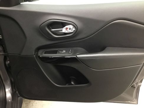 Used 2019 Jeep Cherokee Latitude Plus AWD/4WD image 41