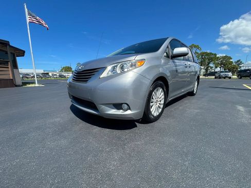 Used 2011 Toyota Sienna XLE FWD image 11