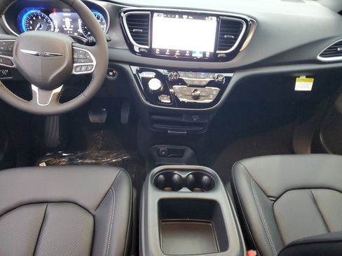 New 2026 Chrysler Voyager LX image 9