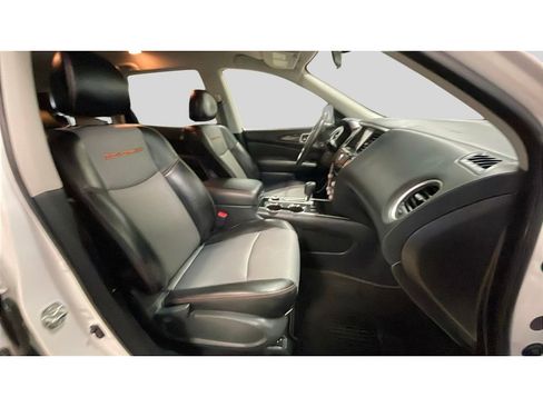 Used 2020 Nissan Pathfinder SV image 16