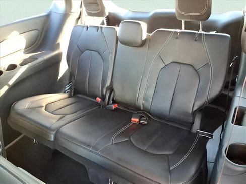 Used 2023 Chrysler Pacifica Touring-L w/ S Appearance Package image 11