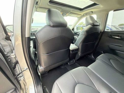 Used 2021 Toyota Highlander XLE AWD/4WD image 15