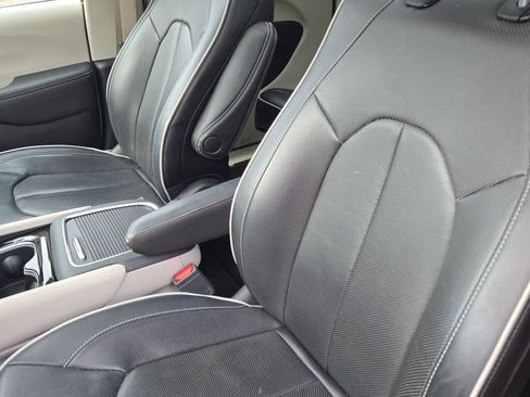 Used 2024 Chrysler Pacifica Limited FWD image 22