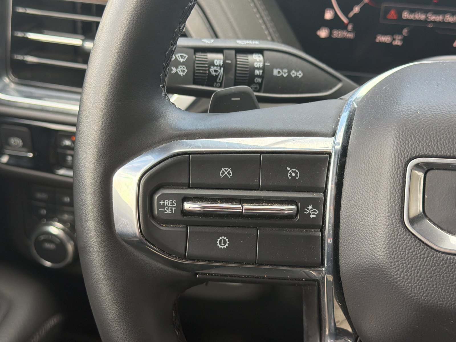 Used 2025 GMC Yukon XL Denali AWD/4WD image 28