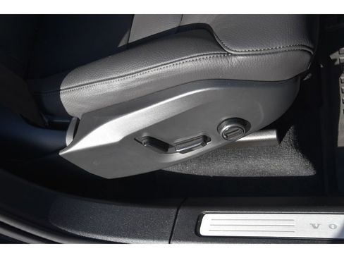 Certified 2025 Volvo XC60 T8 Plus w/ Protection Package Premier image 31