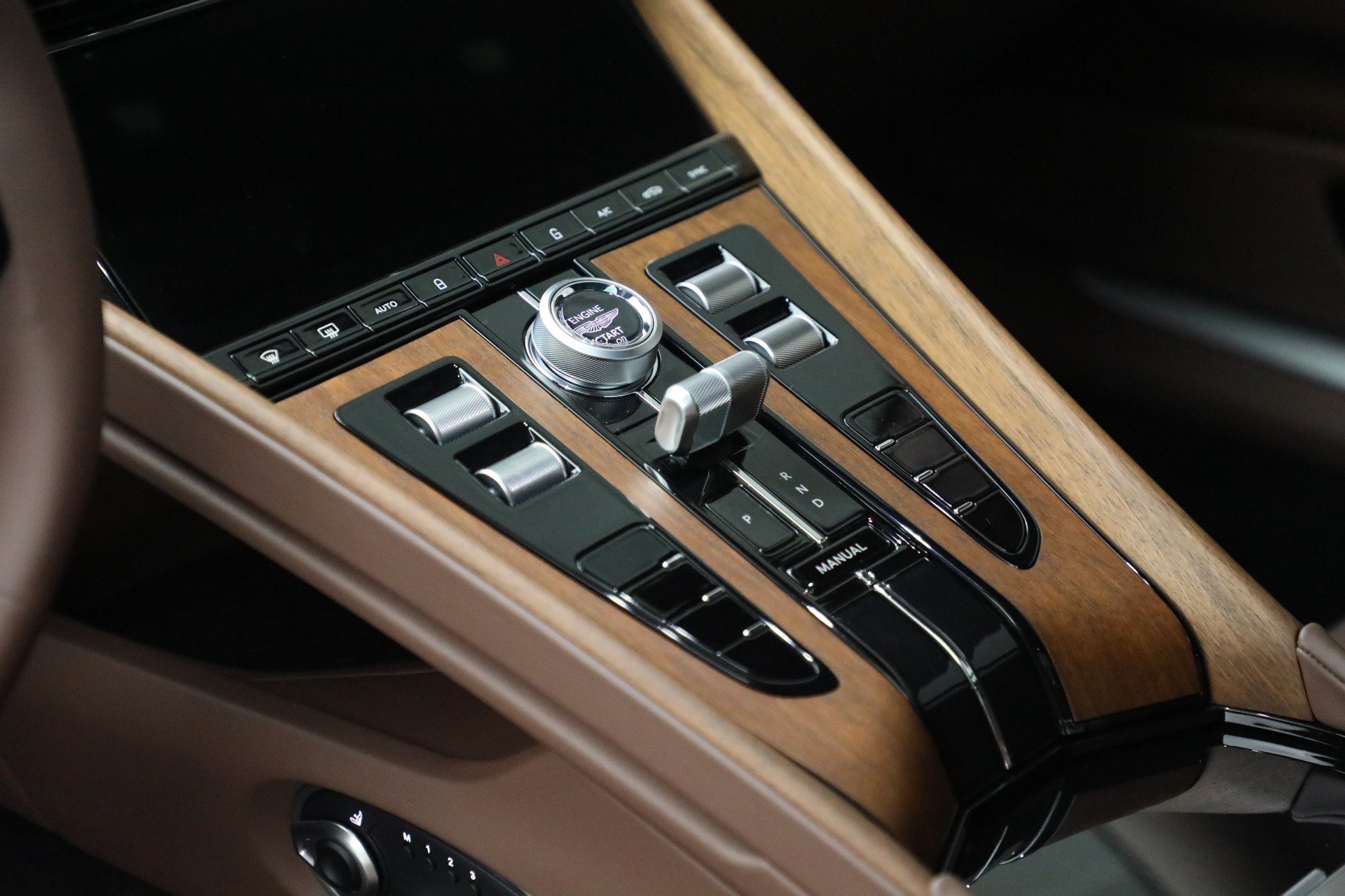Used 2025 Aston Martin DB12 Coupe RWD image 18